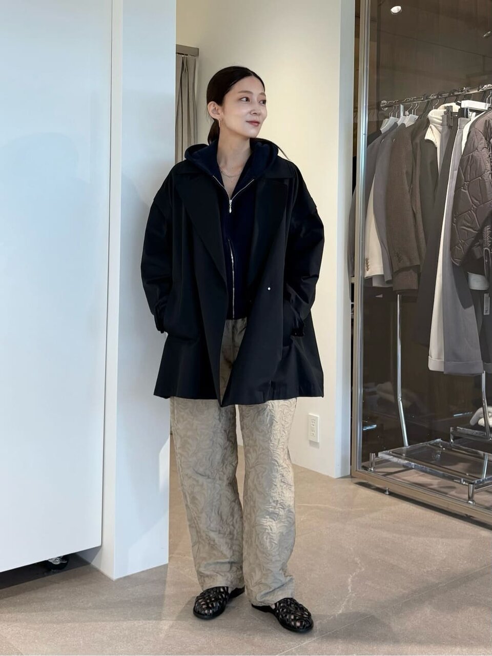 トレンチコートとジャガードパンツのコーデ