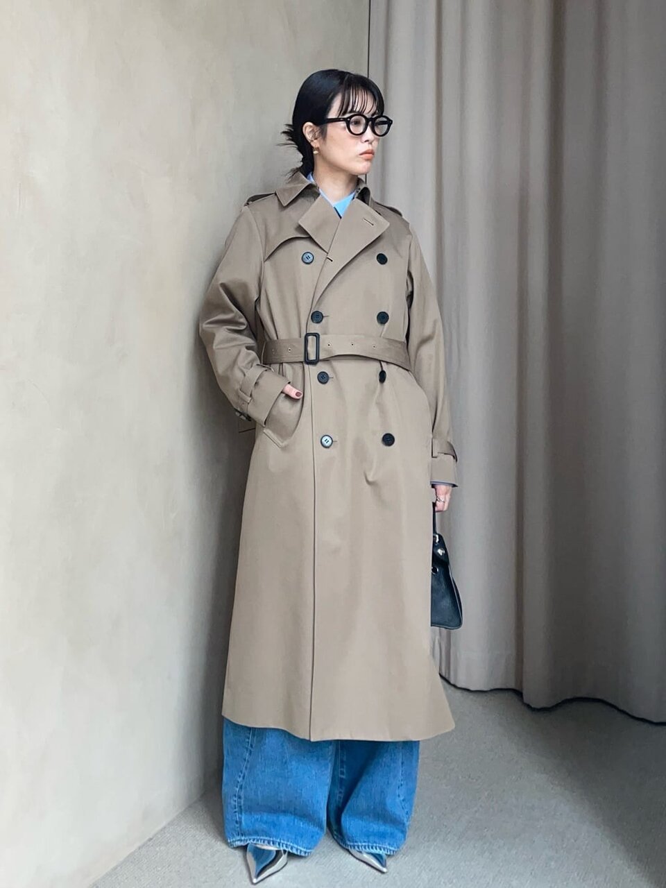 トレンチコートとデニムパンツのコーデ