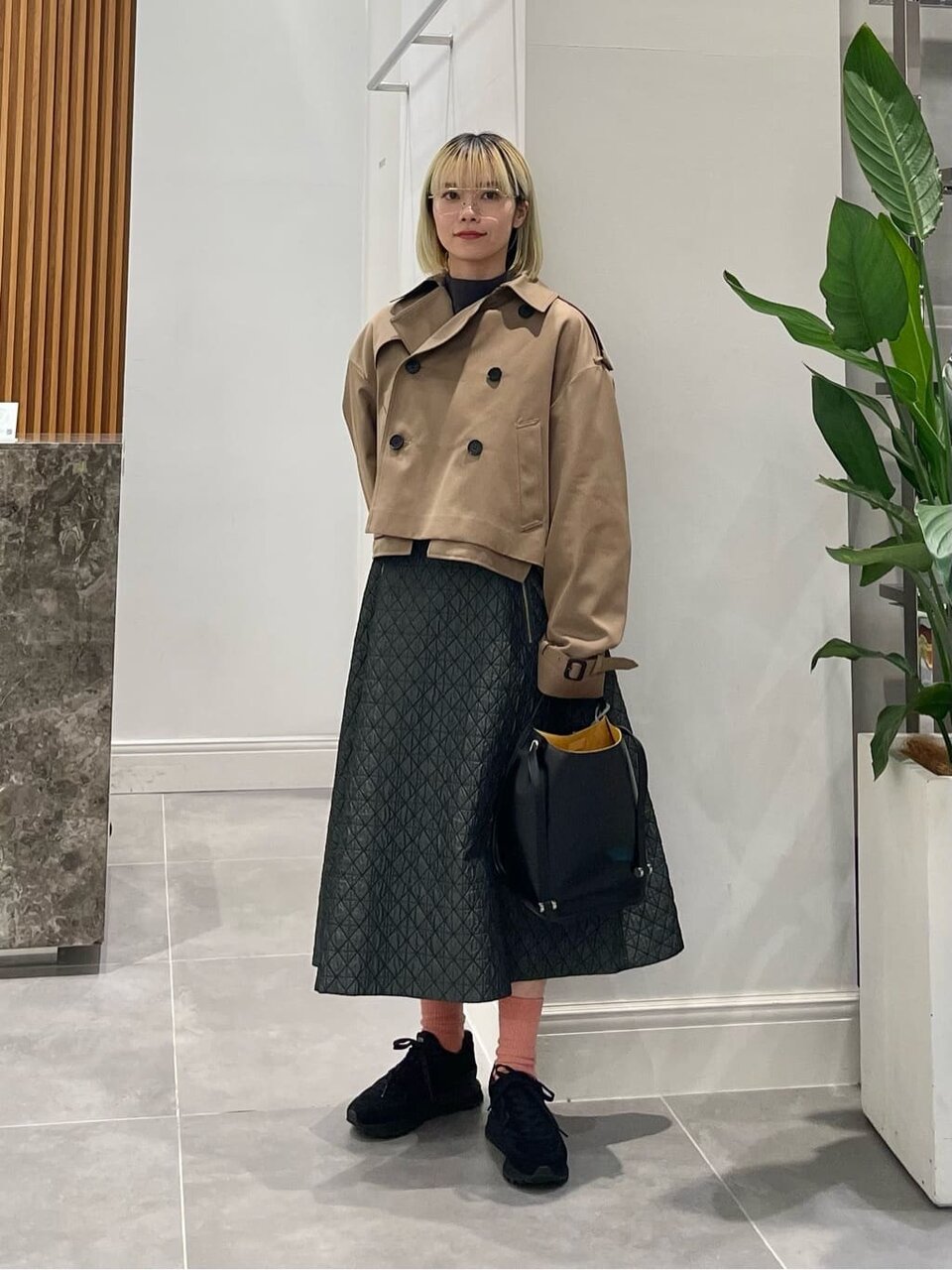 トレンチコートとキルティングスカートのコーデ