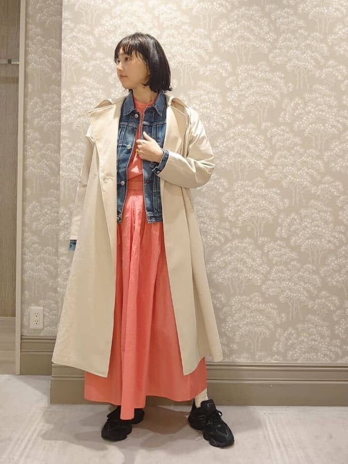 トレンチコートとギャザースカートのコーデ