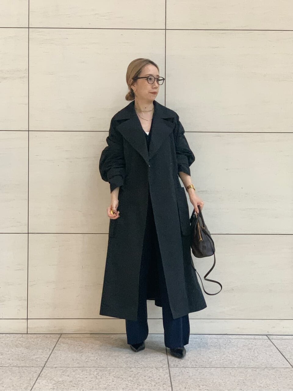 トレンチコートとニットパンツのコーデ