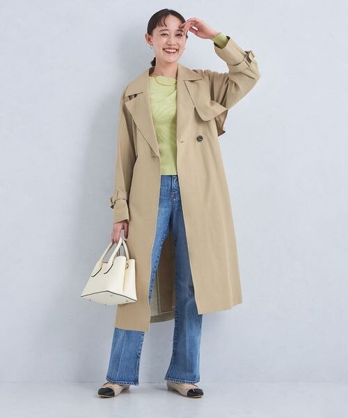 トレンチコートとデニムパンツのコーデ