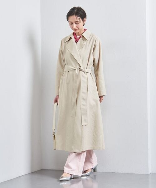 ベルトを結んだトレンチコートの着こなし