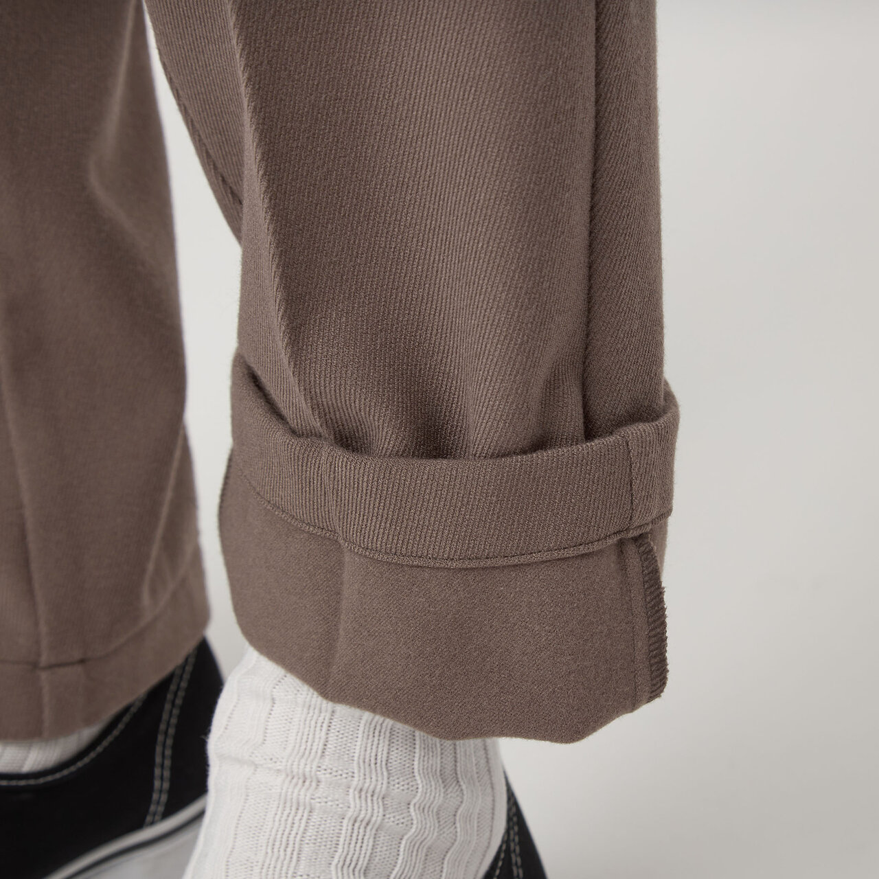 ポリエステル素材の糸をジャカード織り機でツイル編みに仕上げたジャージー生地。