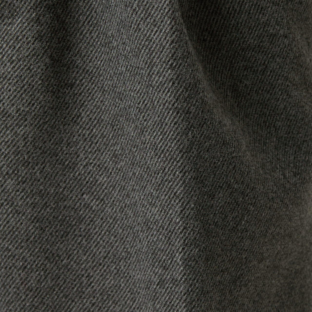 ポリエステル素材の糸をジャカード織り機でツイル編みに仕上げたジャージー生地。