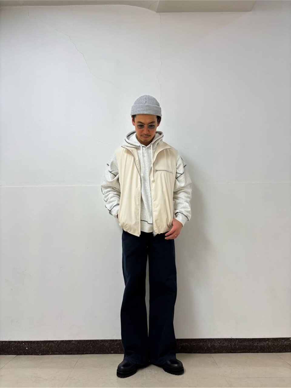 グレーのニット帽×パーカーコーデ