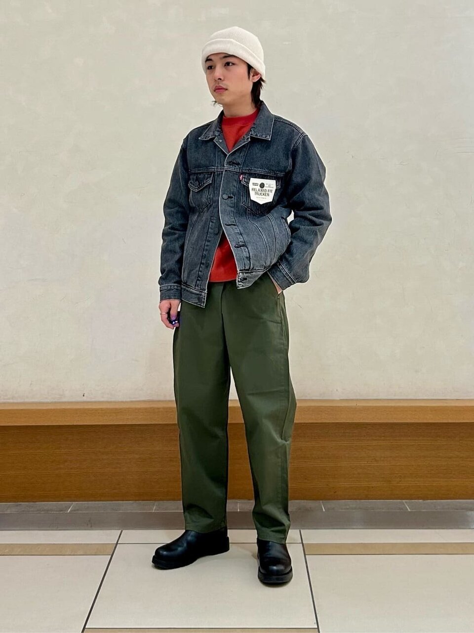 白ニット帽×デニムジャケットコーデ