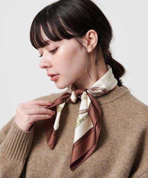 スカーフを固結びした女性