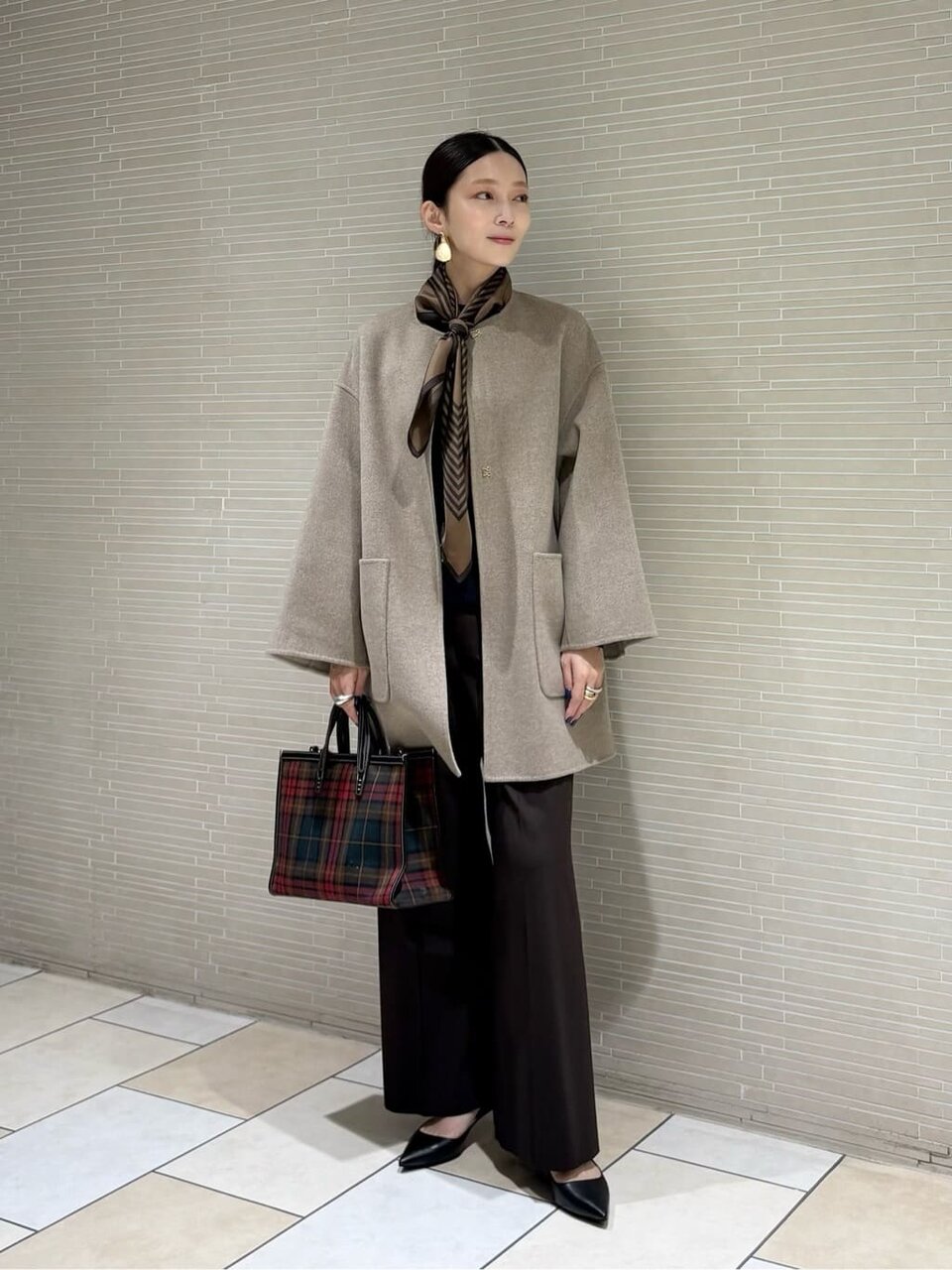 ブラウンのスカーフを巻いた女性