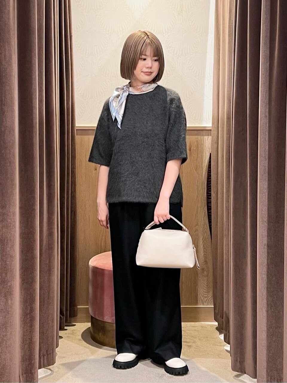 スカーフの結び目をずらした女性