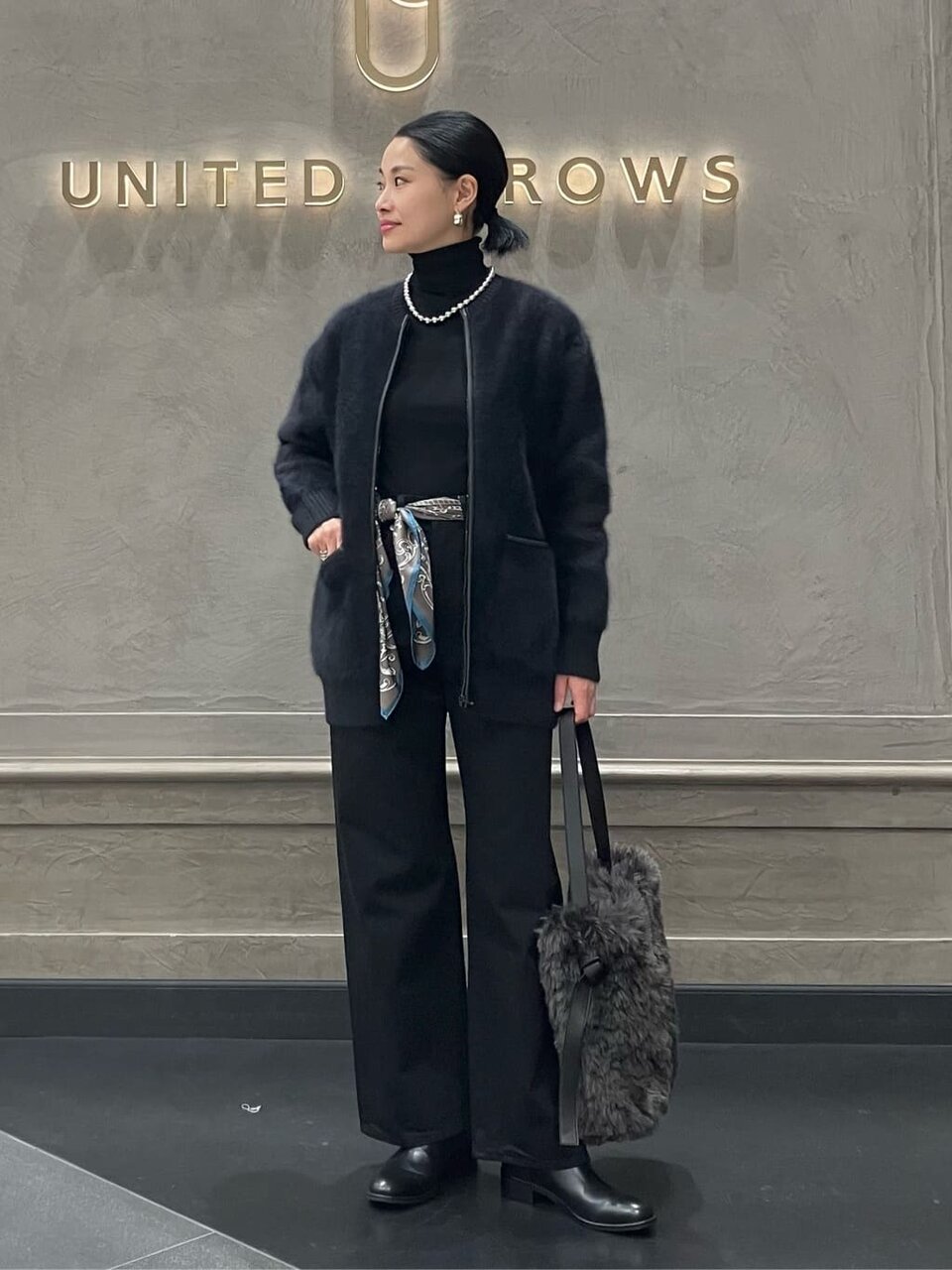 腰にスカーフを巻いた女性