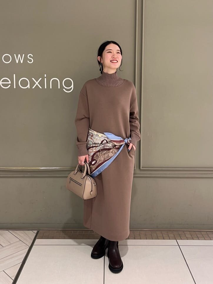 ワンピースの上にスカーフを巻いた女性