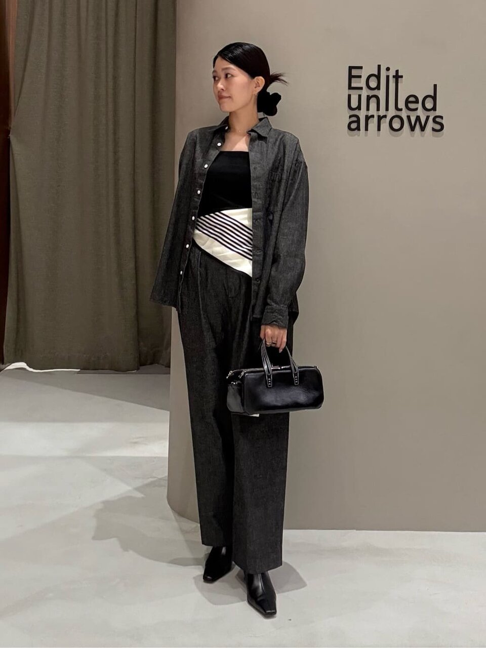 スカーフを使ったモノトーンコーデをした女性