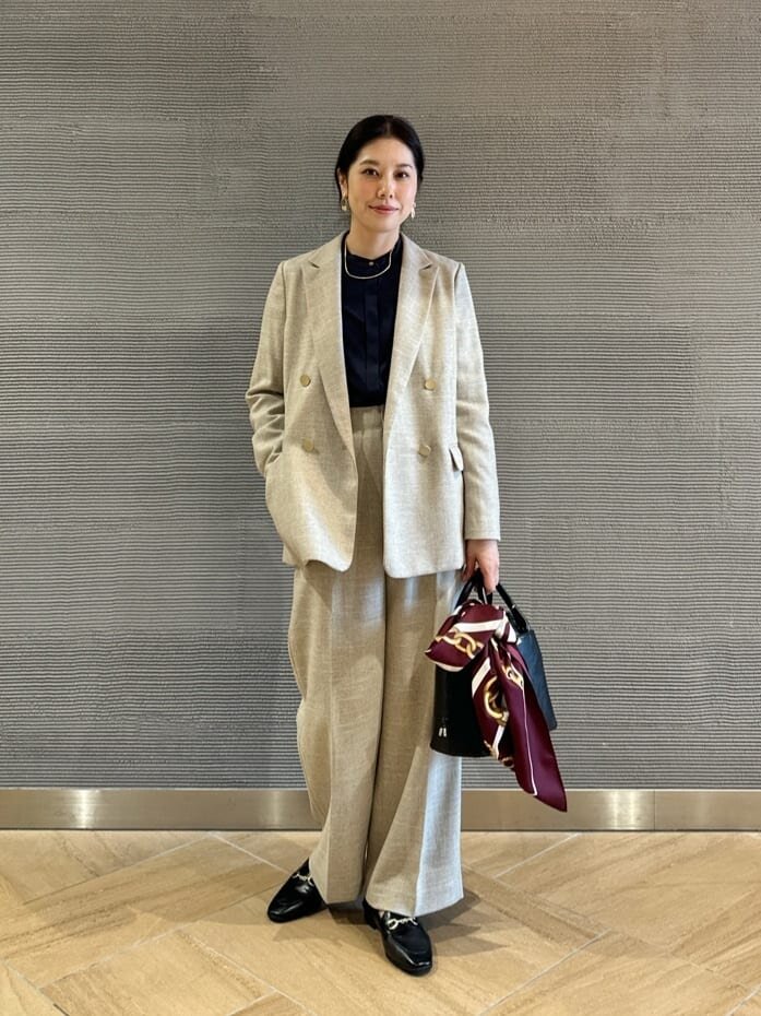 バッグにスカーフを巻いた女性