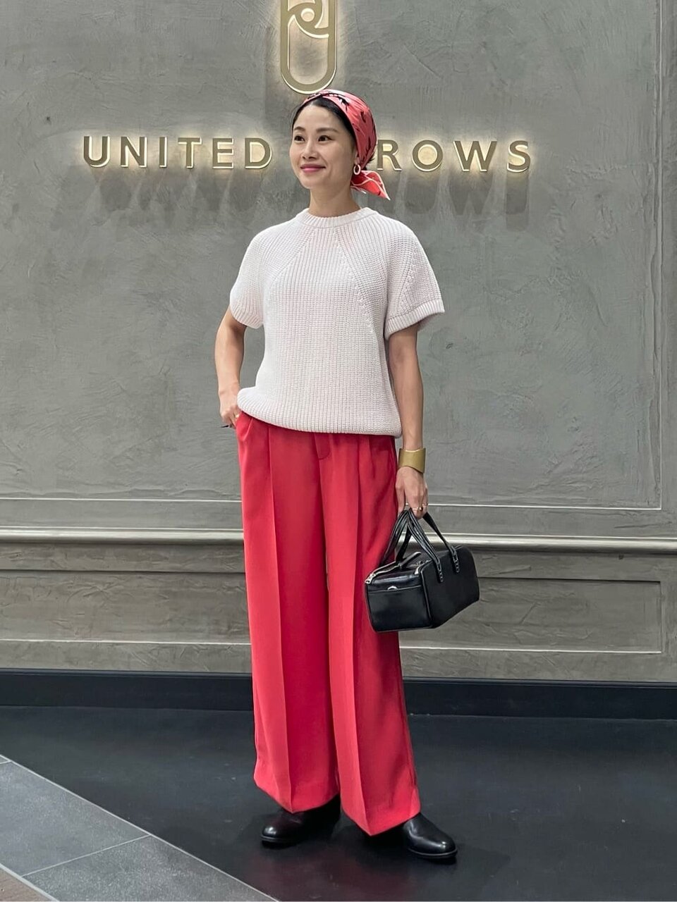 スカーフを頭に巻いた女性