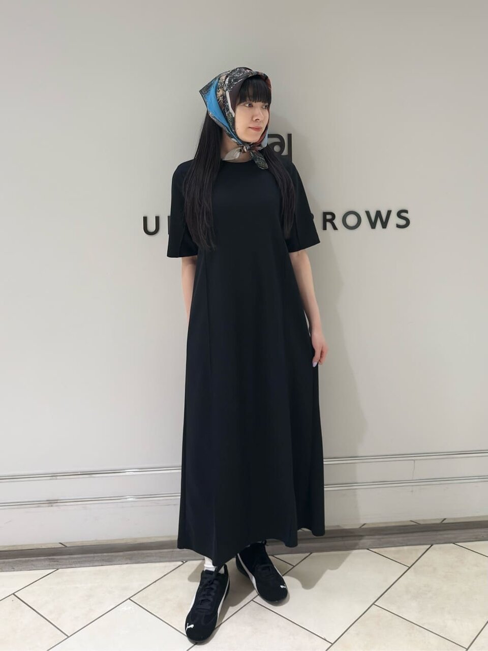 頭に巻いたスカーフをコーデのアクセントにした女性