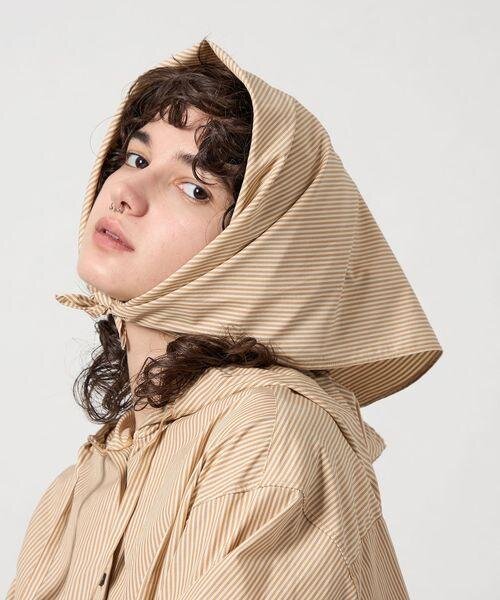 スカーフを頭に巻いた女性