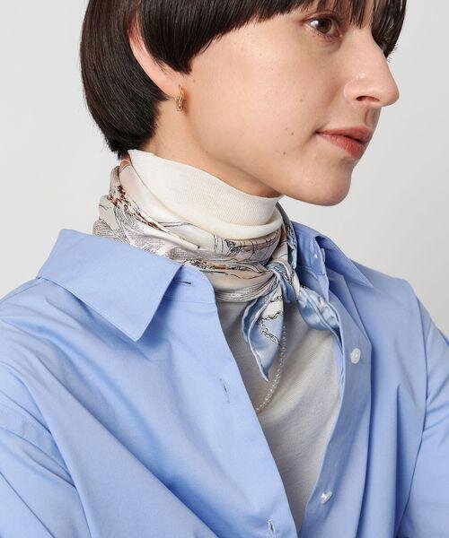 ライトグレーのスカーフを巻いた女性