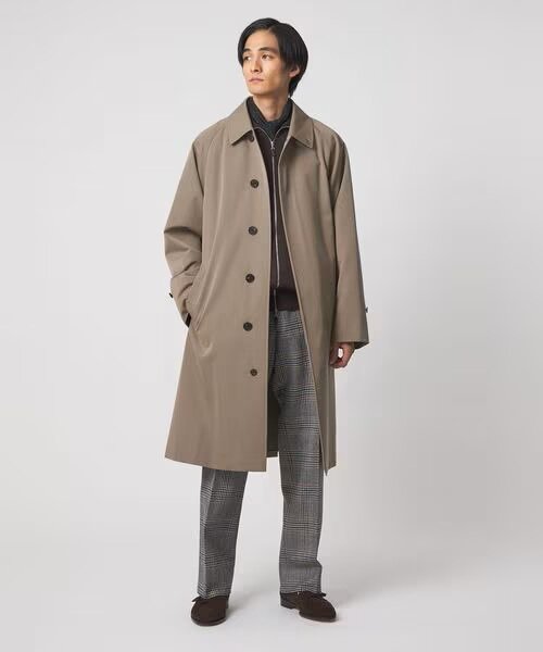 ベージュのコートを着ている男性