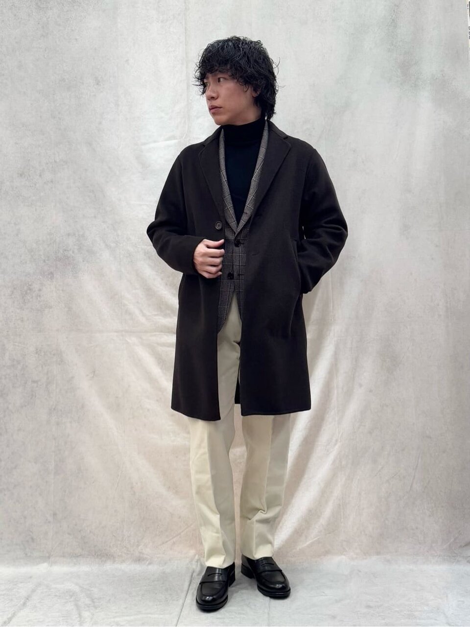 グレンチェック柄のジャケット×チェスターコートのコーデ