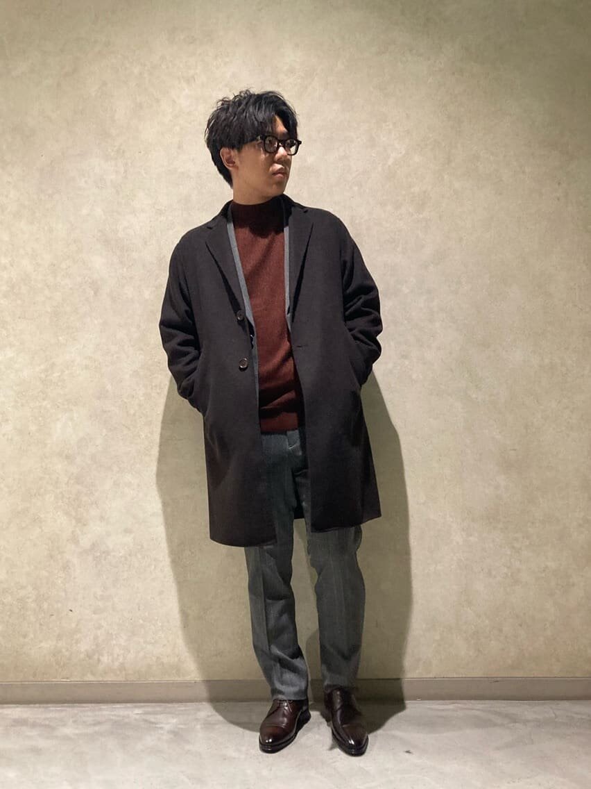 グレーのセットアップ×ダークブラウンのチェスターコートのコーデ