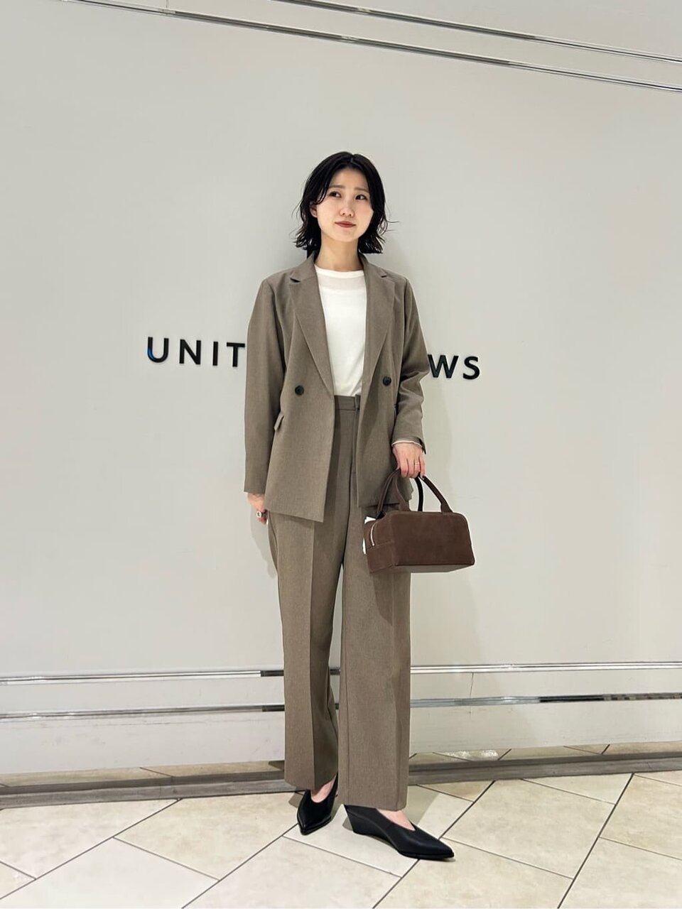 カーディガンとパンツのビジネスカジュアルコーデ