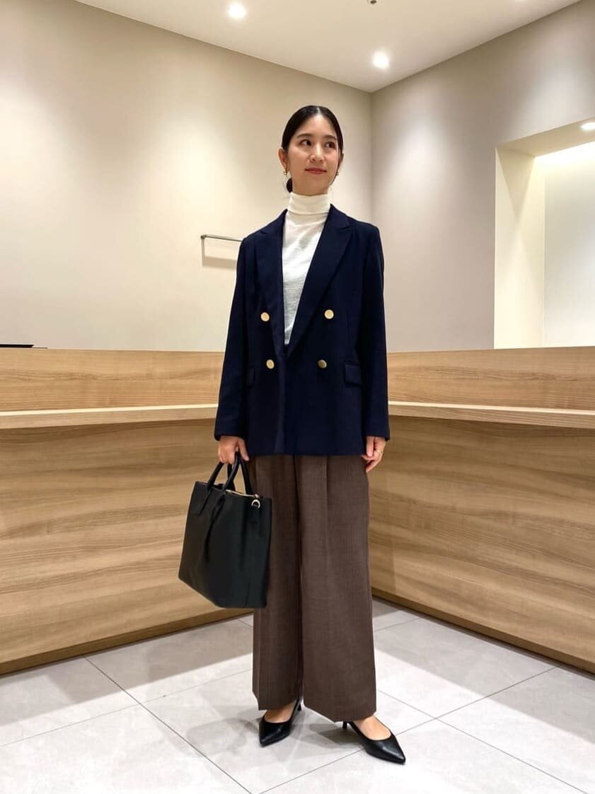 カーディガンとパンツのビジネスカジュアルコーデ