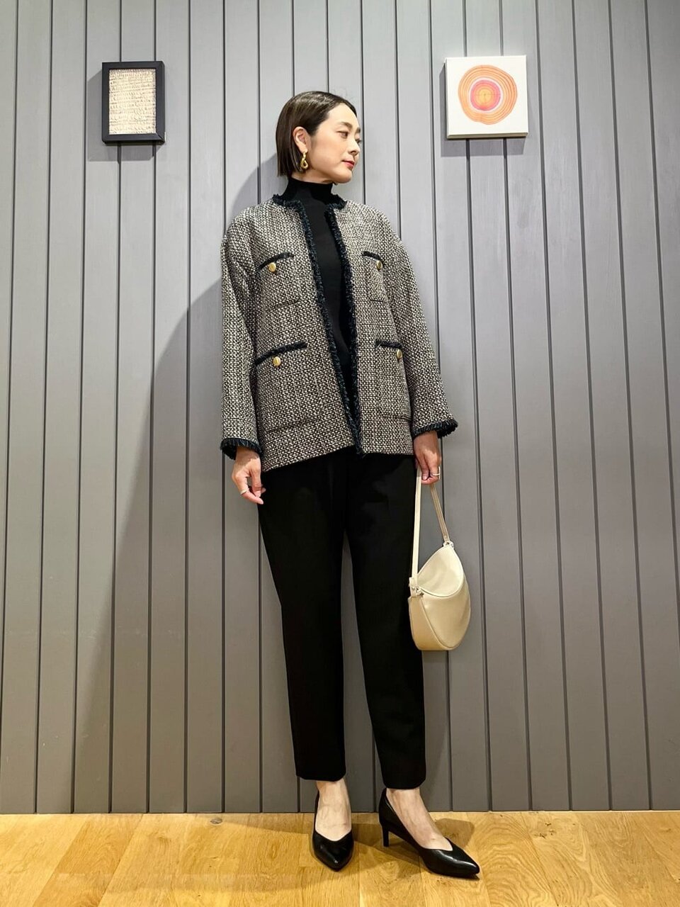カーディガンとパンツのビジネスカジュアルコーデ