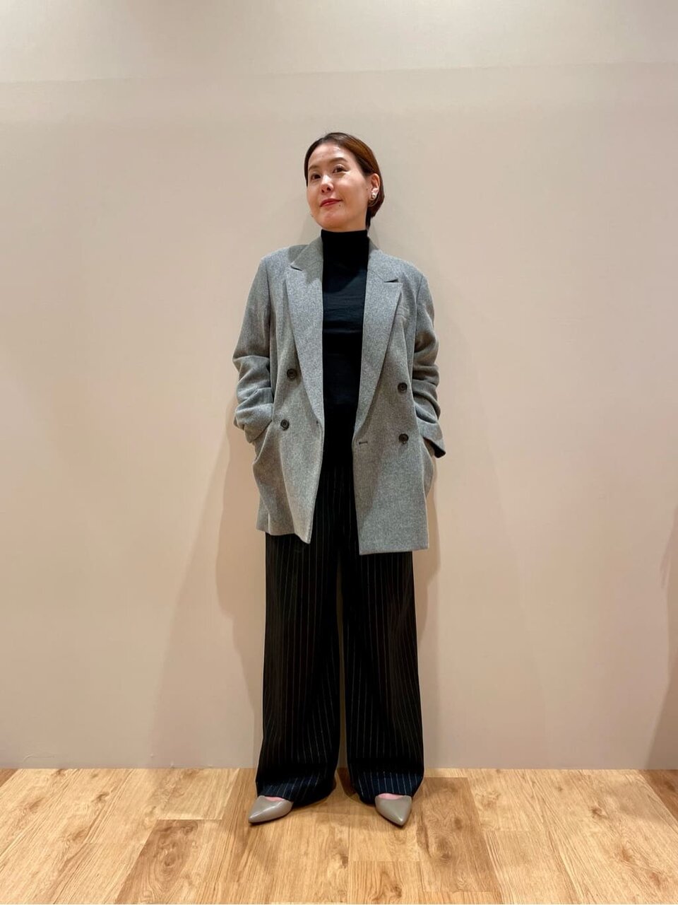 カーディガンとパンツのビジネスカジュアルコーデ