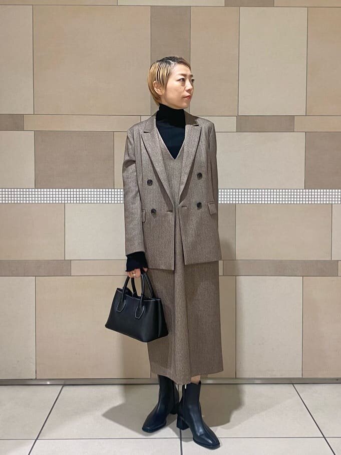 カーディガンとパンツのビジネスカジュアルコーデ