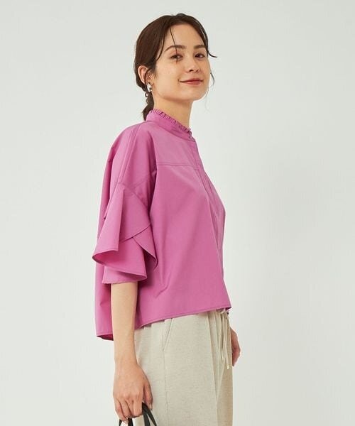 ピンクのブラウスを着た女性