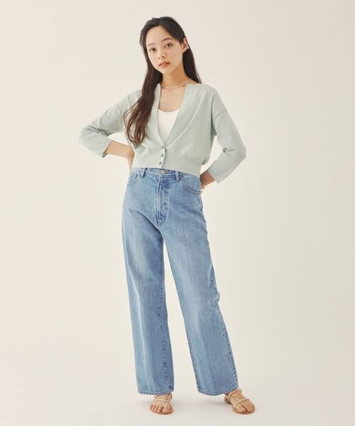 デニムとサンダルを合わせたコーデ