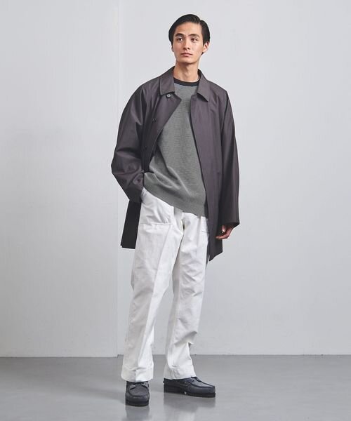 ゆとりのある白パンツをはいた男性