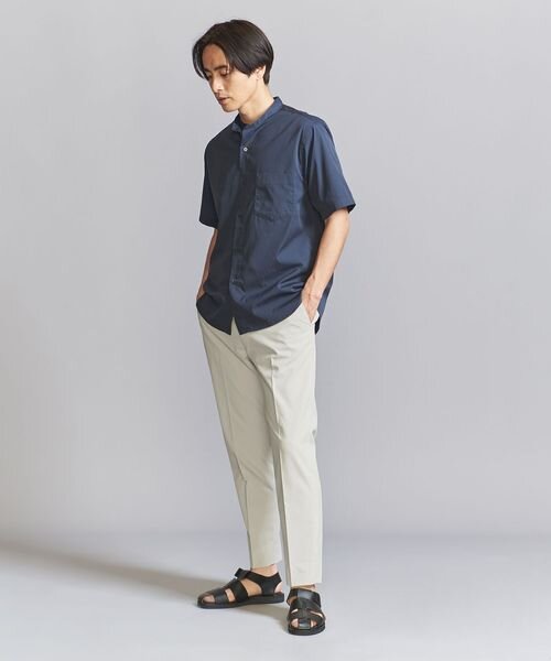 ネイビー×白の配色コーデの男性