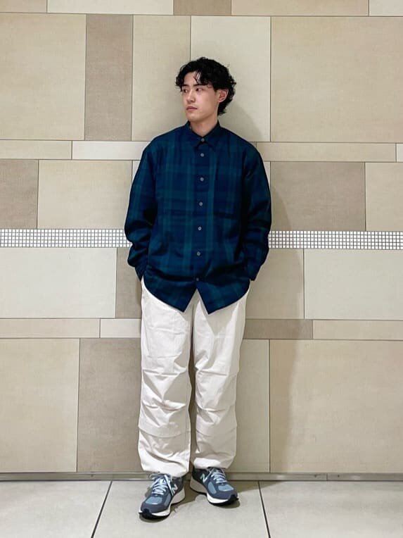 チェック柄シャツ×白パンツのコーデ