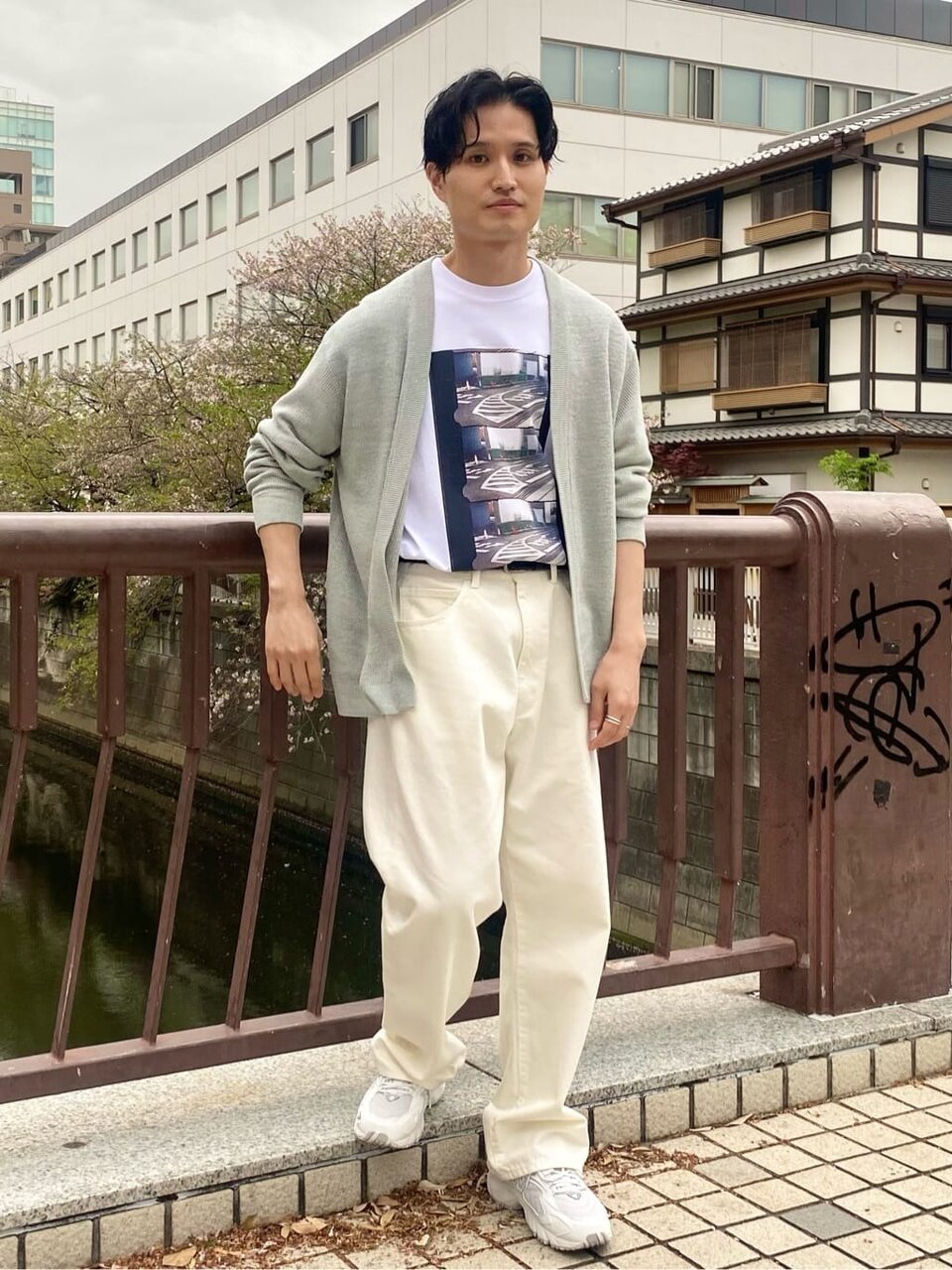 イージーカーディガン×白パンツのコーデ