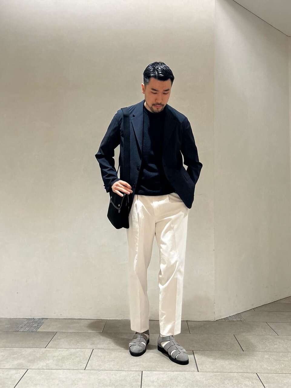 ジャケット×白パンツのコーデ
