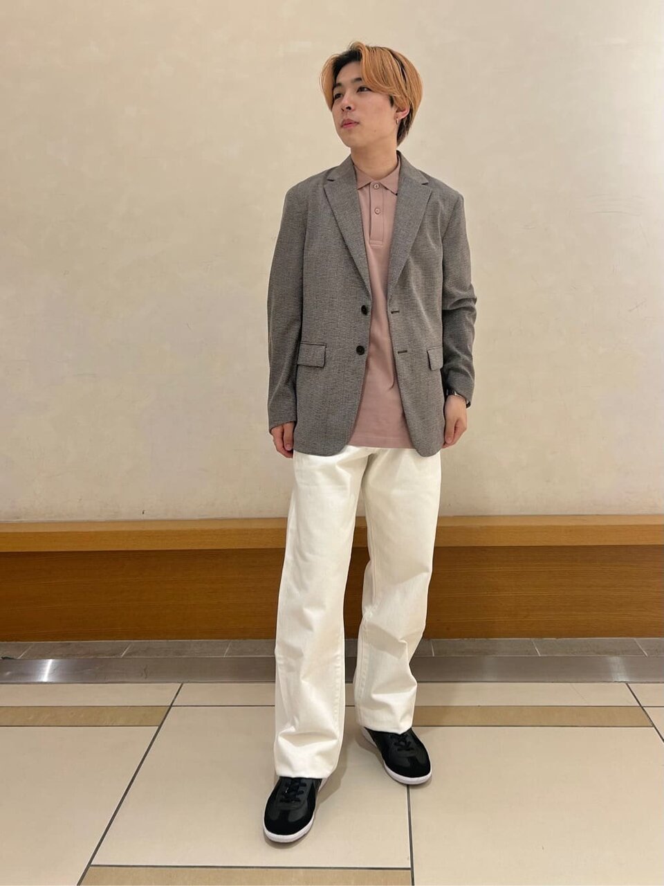 テーラードジャケット×白パンツのコーデ