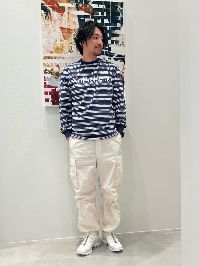 ボーダー柄Tシャツ×白パンツのコーデ