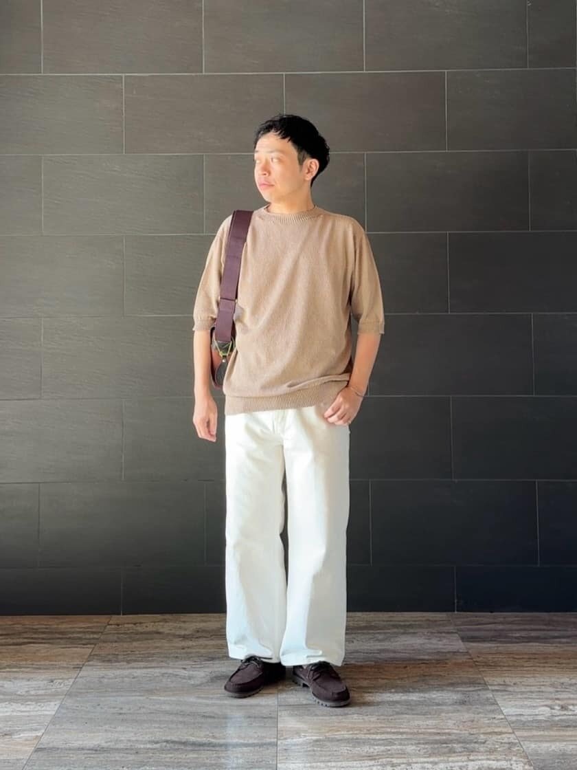 ニットTシャツ×白パンツのコーデ