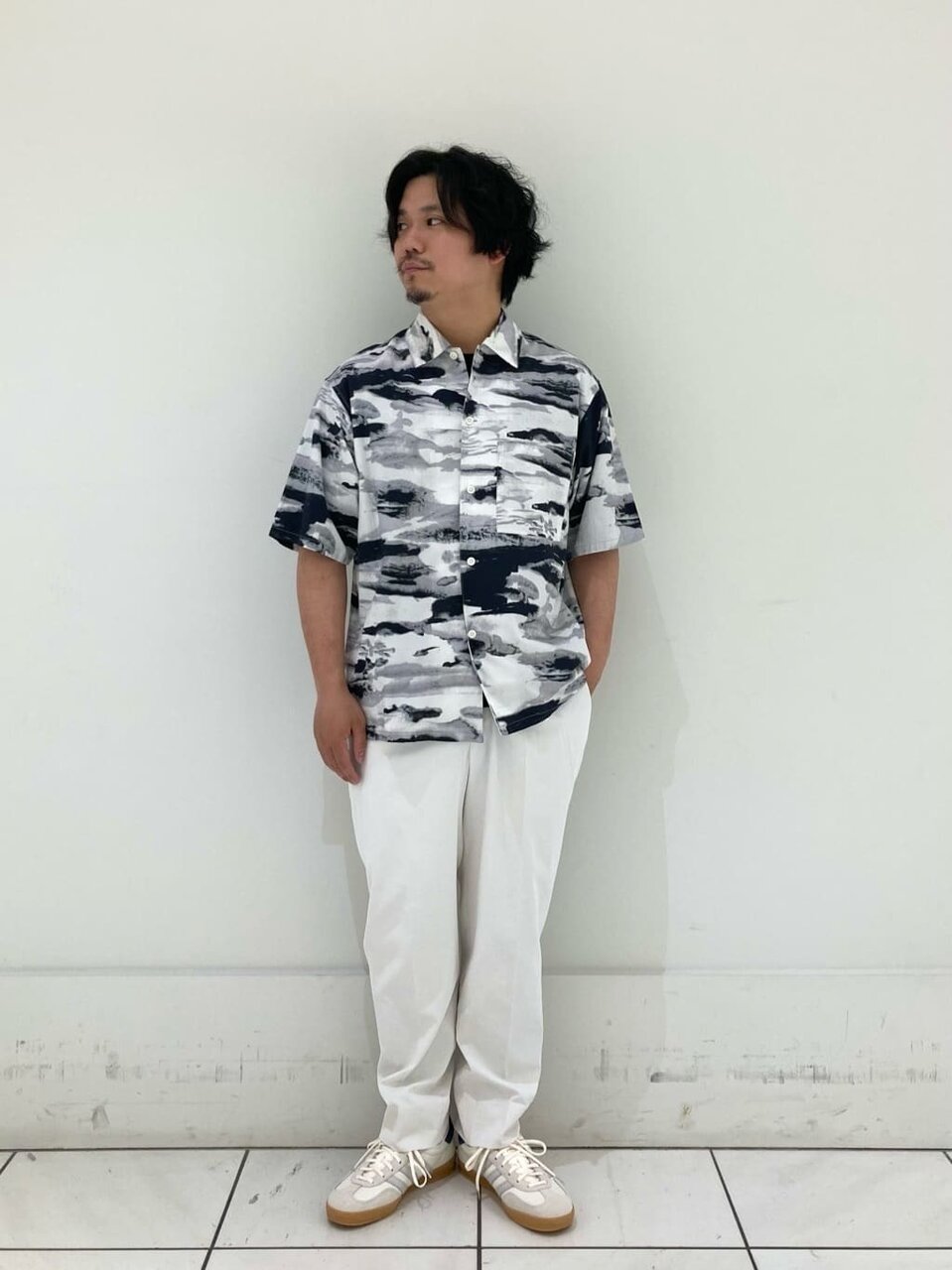 総柄シャツ×白パンツのコーデ