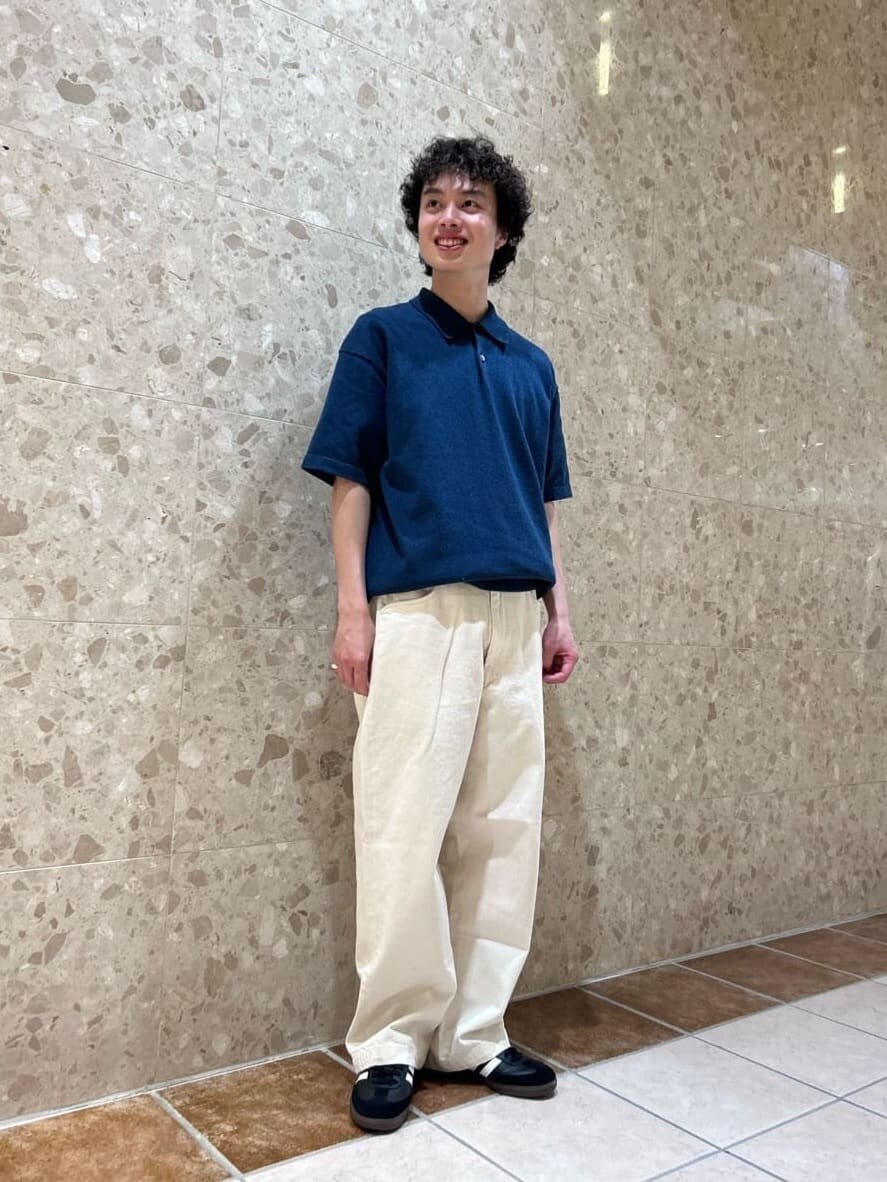 ニットポロ×白パンツのコーデ