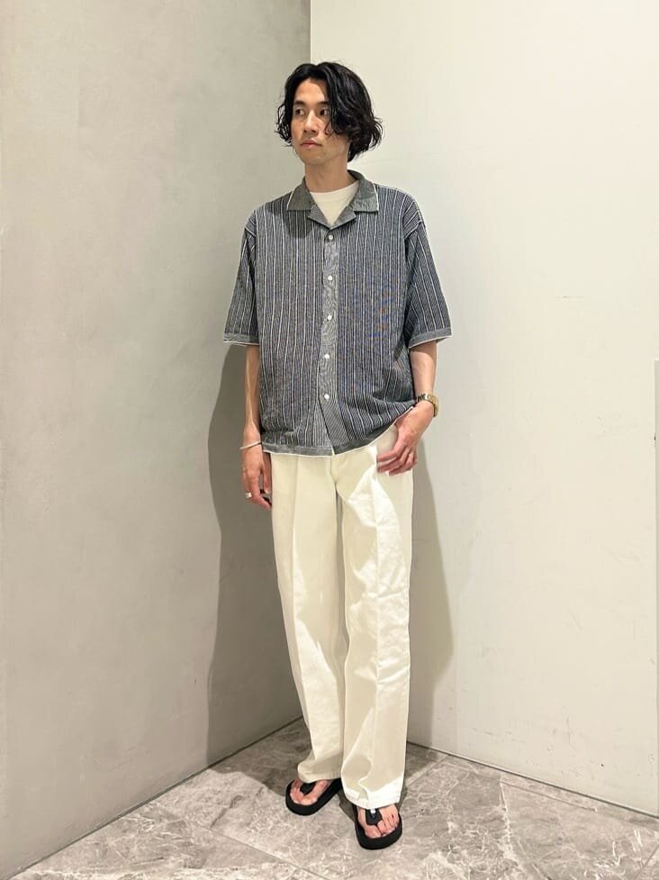 ニットシャツ×白パンツのコーデ