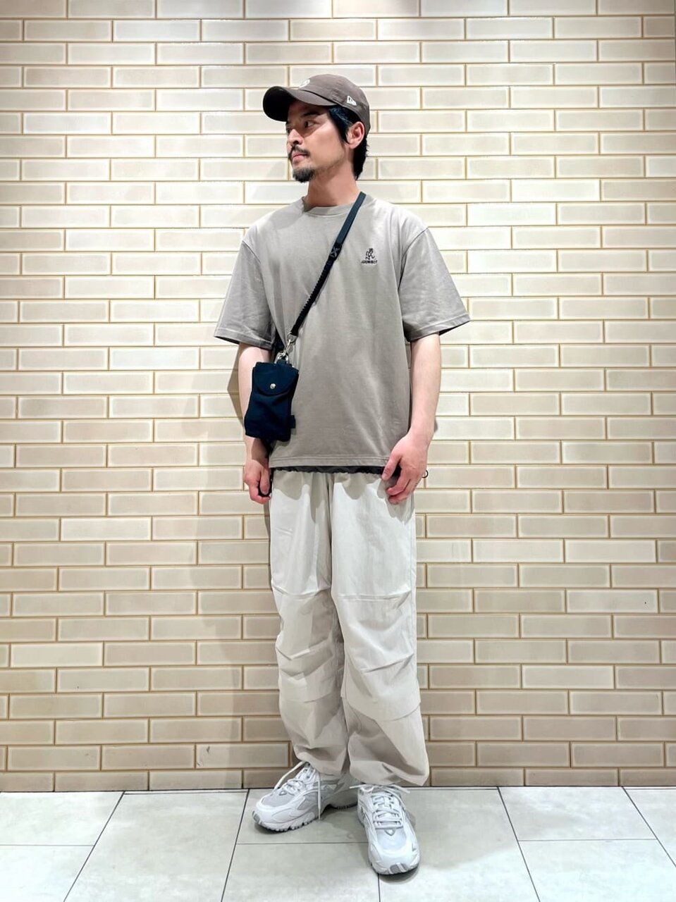 Tシャツ×白パンツのコーデ