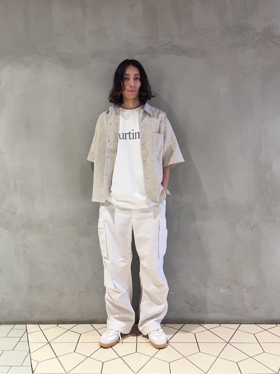 ロゴTシャツ×白パンツのコーデ