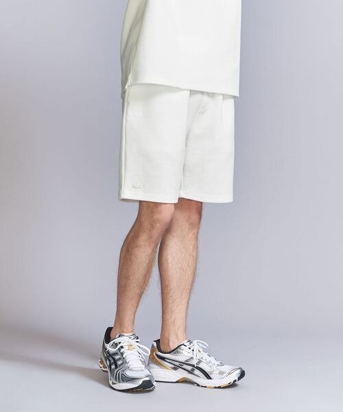 白いハーフパンツの男性