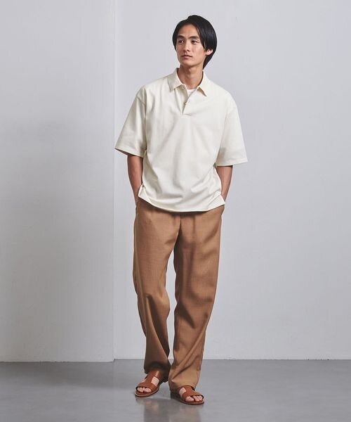 ポロシャツとパンツを着た男性