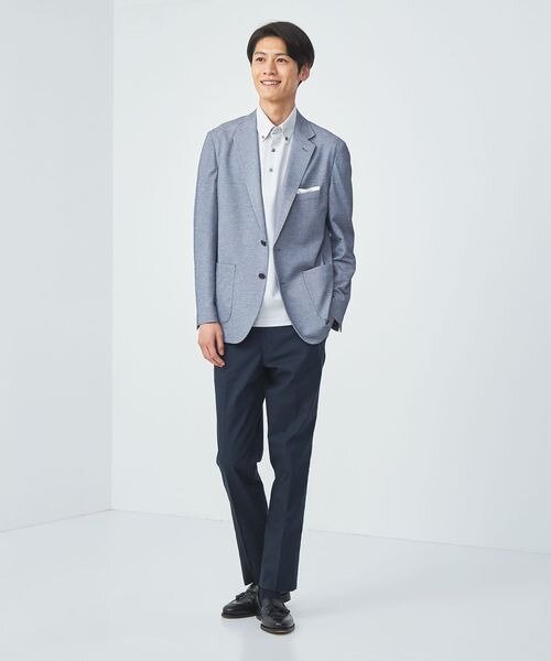 ジャケットとシャツ、スラックスを着た男性