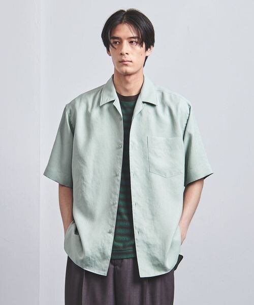 オープンカラーシャツを着る男性