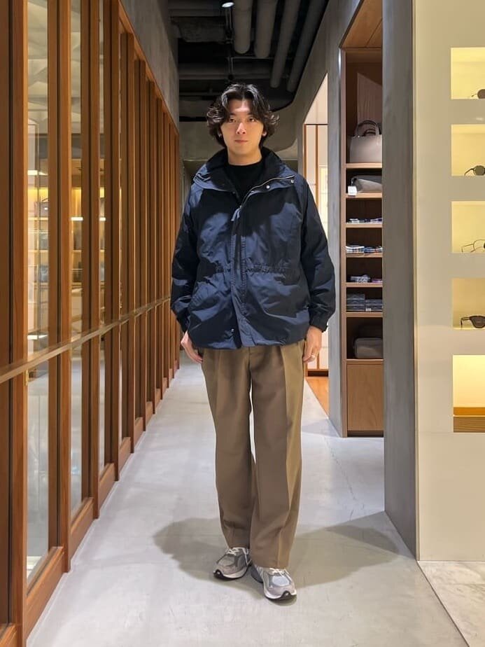 マウンテンパーカーとニットを着た男性